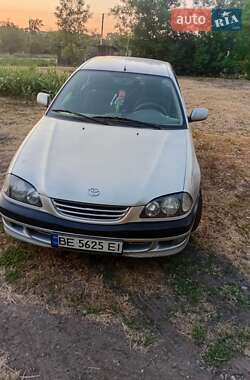 Седан Toyota Avensis 2000 в Побужском
