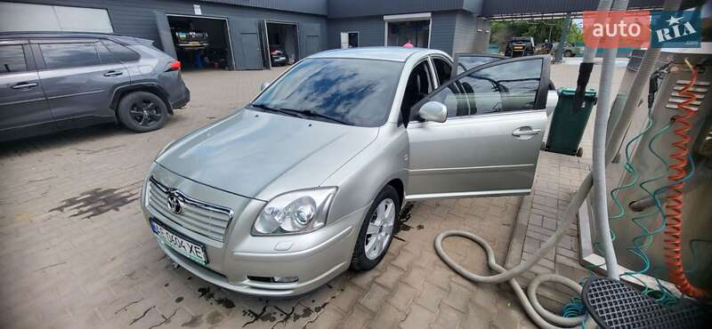 Седан Toyota Avensis 2003 в Кривом Роге