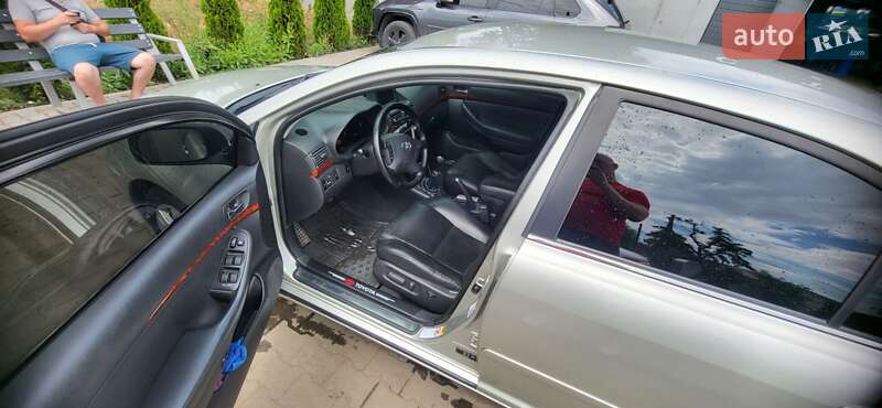 Седан Toyota Avensis 2003 в Кривом Роге