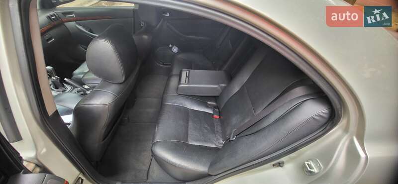 Седан Toyota Avensis 2003 в Кривом Роге