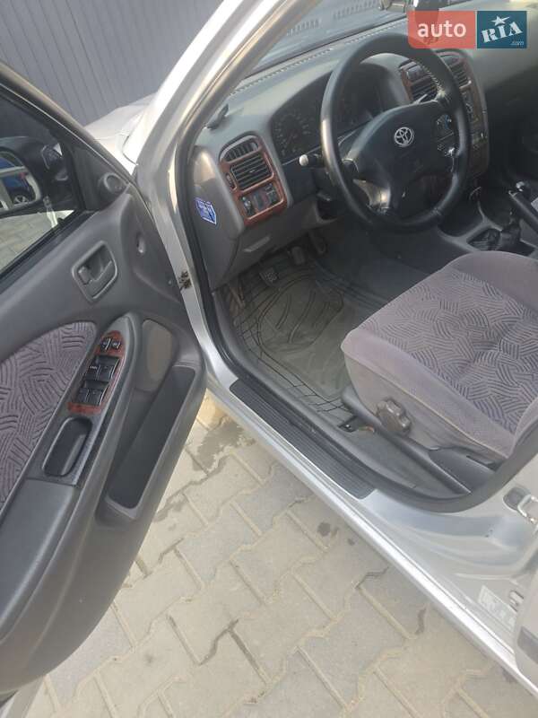 Универсал Toyota Avensis 1999 в Баре