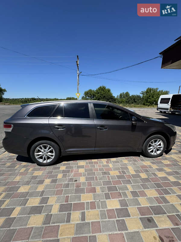 Универсал Toyota Avensis 2010 в Деражне