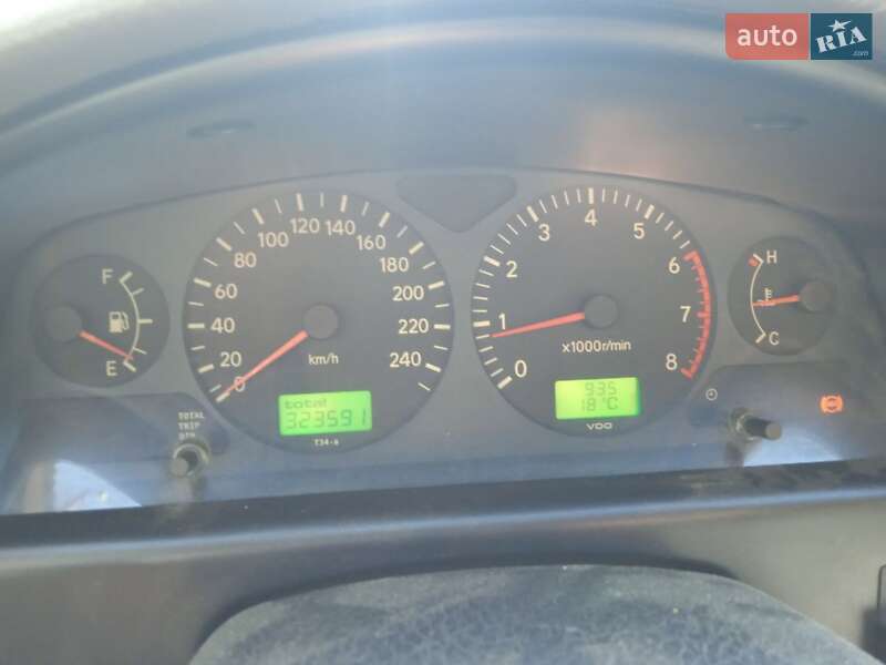 Ліфтбек Toyota Avensis 1999 в Вигоді