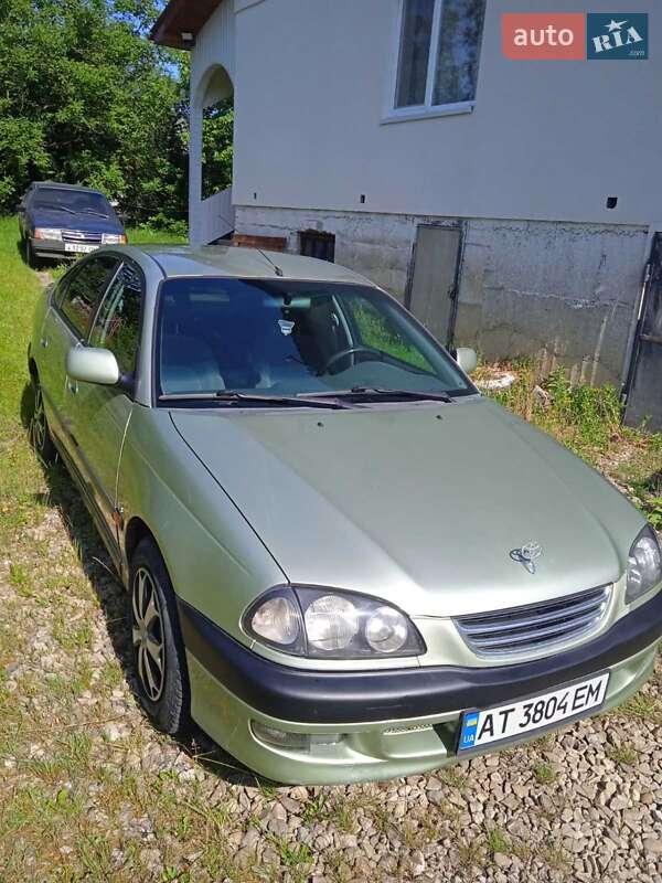Ліфтбек Toyota Avensis 1999 в Вигоді