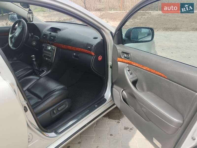 Универсал Toyota Avensis 2005 в Покровском