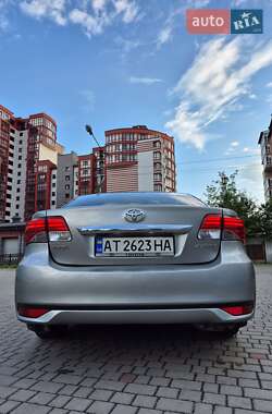 Седан Toyota Avensis 2012 в 