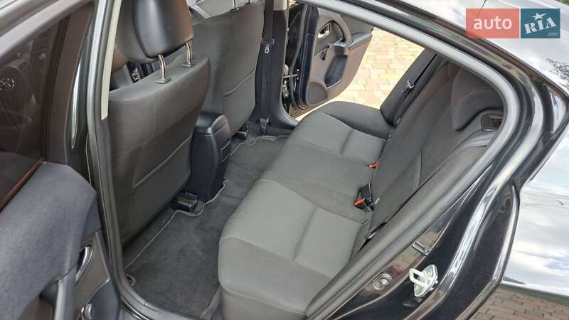 Седан Toyota Avensis 2009 в Мукачевому