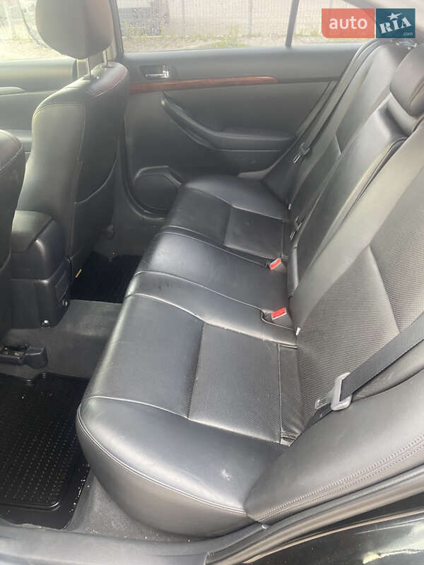 Седан Toyota Avensis 2005 в Луцке