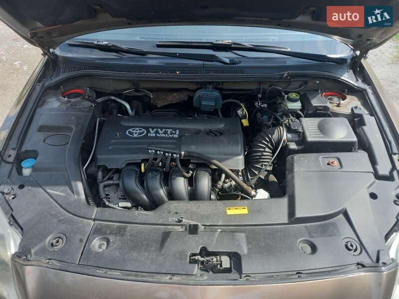 Лифтбек Toyota Avensis 2003 в Каменском