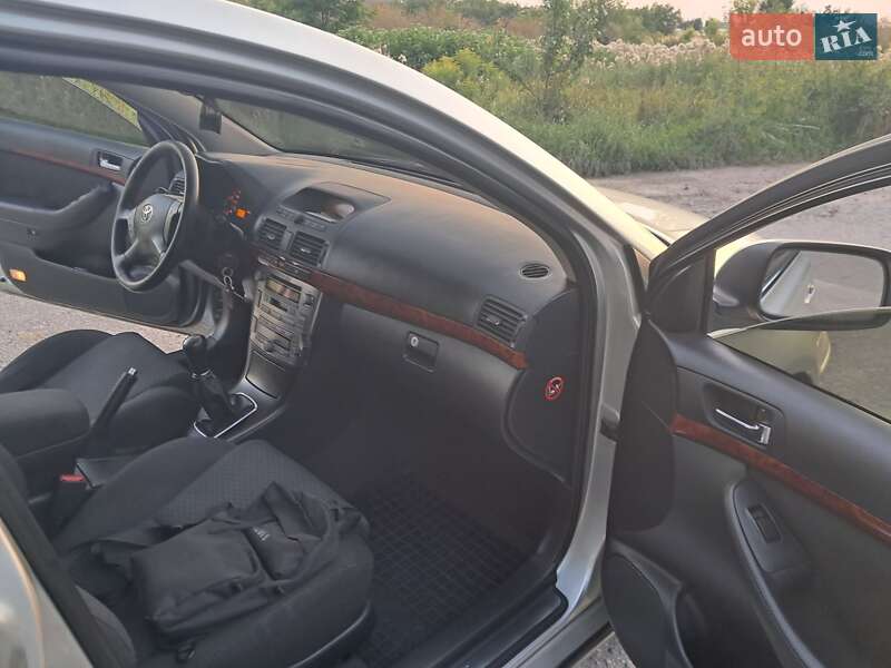 Седан Toyota Avensis 2006 в Виннице