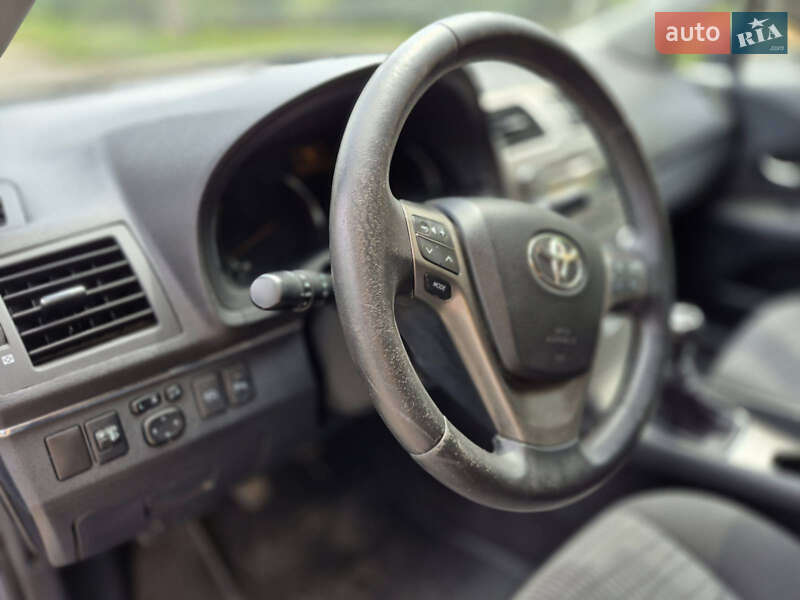 Седан Toyota Avensis 2010 в Рівному