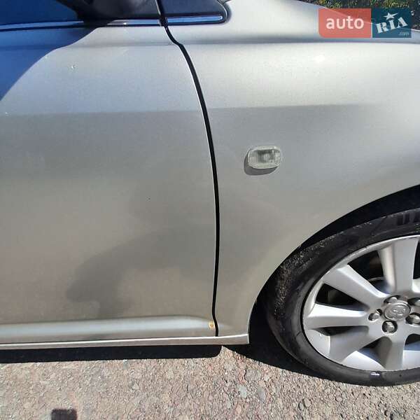 Седан Toyota Avensis 2003 в Києві