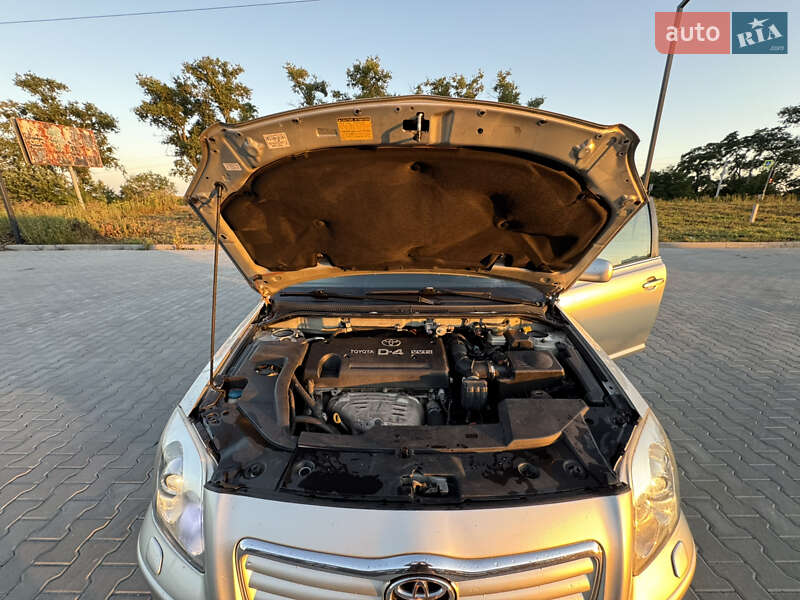 Універсал Toyota Avensis 2004 в Святопетрівське