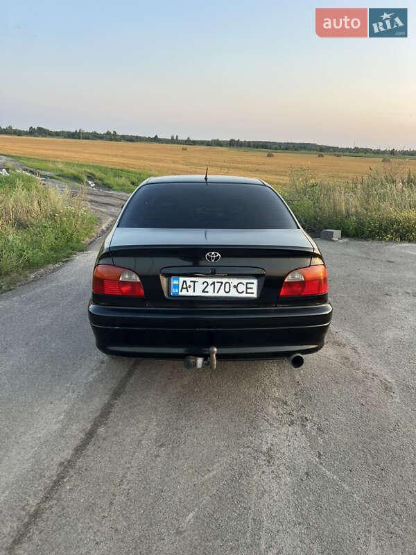 Седан Toyota Avensis 2000 в Коростышеве