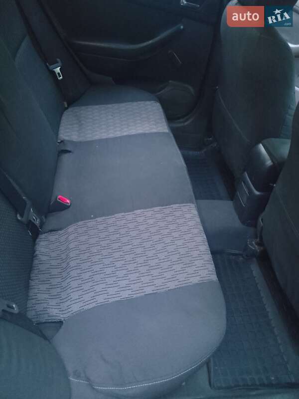 Седан Toyota Avensis 2003 в Александровке