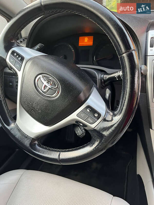 Седан Toyota Avensis 2011 в Миколаєві