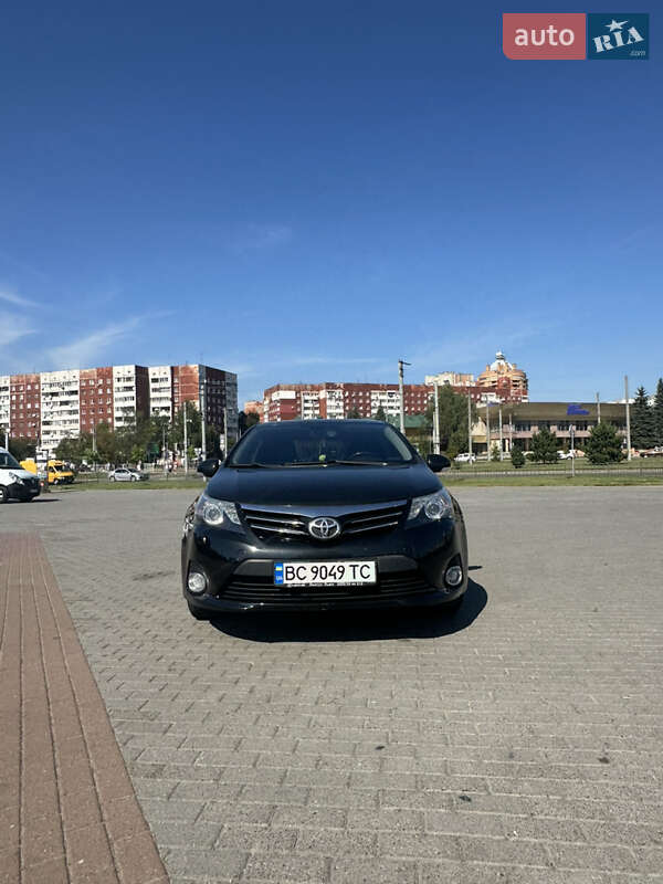 Седан Toyota Avensis 2012 в Львове