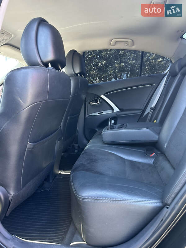 Седан Toyota Avensis 2012 в Львове