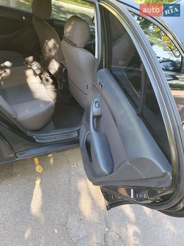 Седан Toyota Avensis 2004 в Черкассах