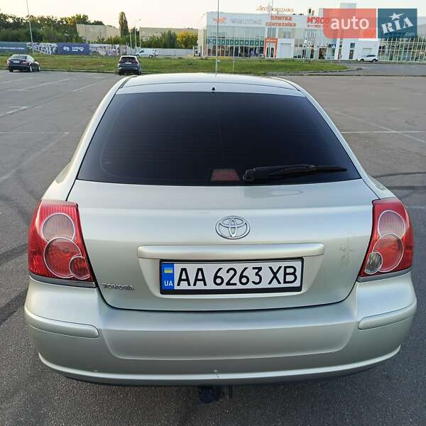 Лифтбек Toyota Avensis 2006 в Киеве