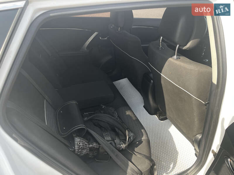 Универсал Toyota Avensis 2012 в Прилуках