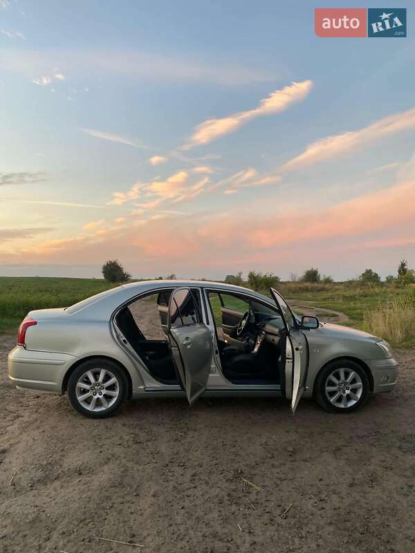 Седан Toyota Avensis 2004 в Иваничах