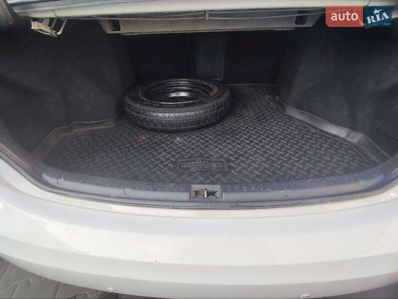 Седан Toyota Avensis 2011 в Белогородке