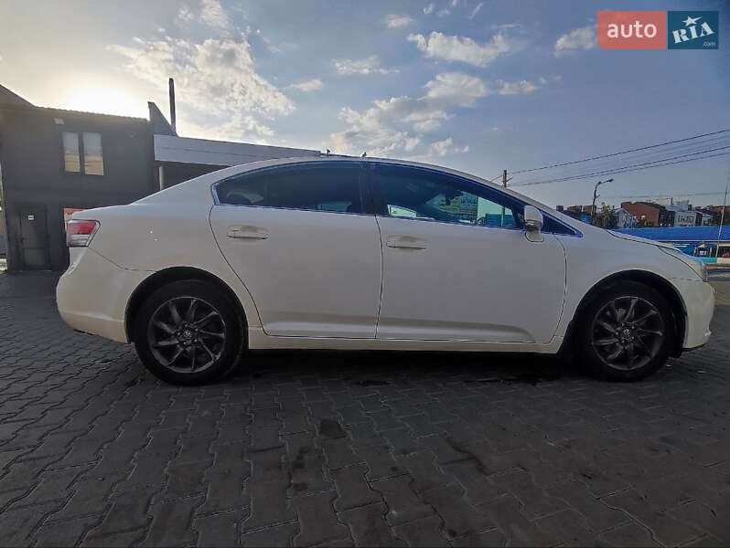 Седан Toyota Avensis 2011 в Белогородке