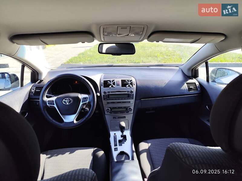 Седан Toyota Avensis 2010 в Львове