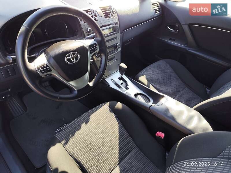 Седан Toyota Avensis 2010 в Львове