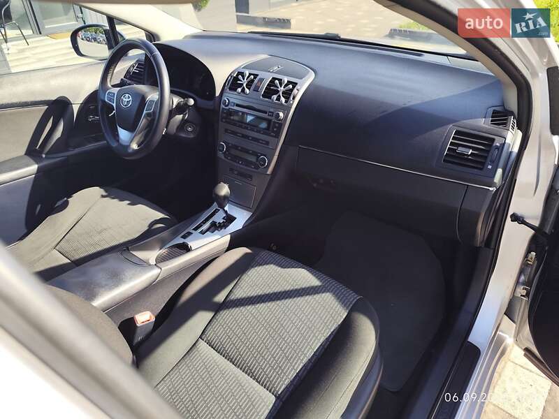 Седан Toyota Avensis 2010 в Львове