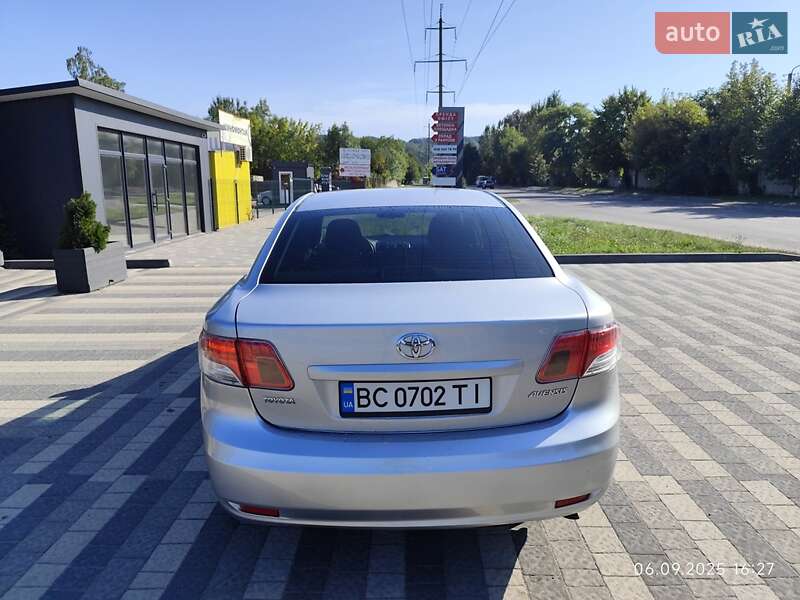 Седан Toyota Avensis 2010 в Львове