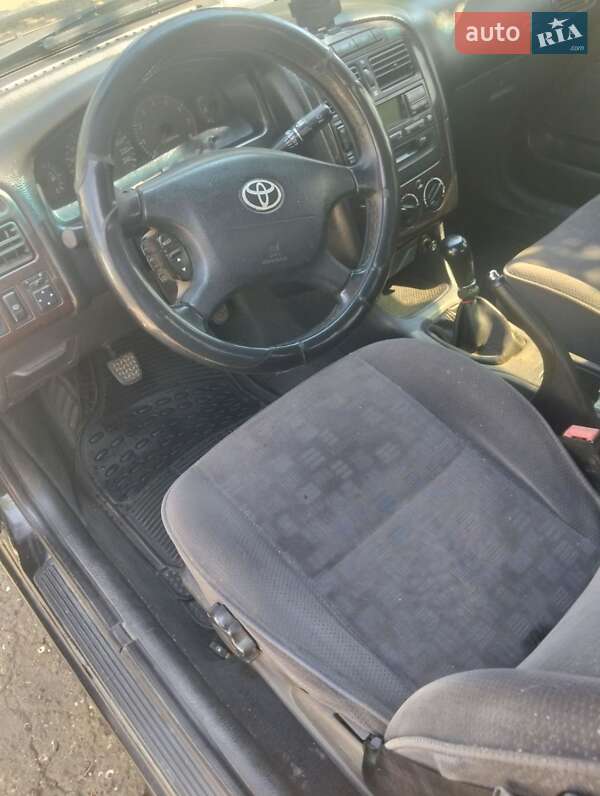 Седан Toyota Avensis 2000 в Овидиополе
