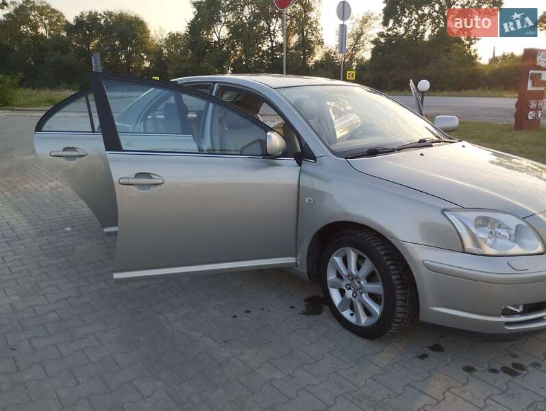 Седан Toyota Avensis 2004 в Чорткове