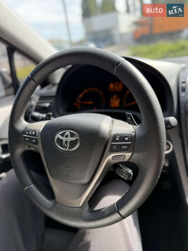 Седан Toyota Avensis 2008 в Киеве