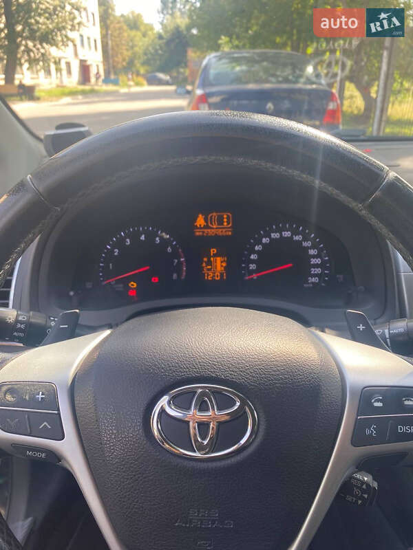 Седан Toyota Avensis 2012 в Кременчуге