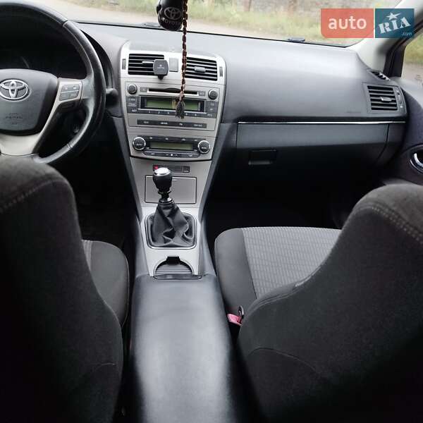 Седан Toyota Avensis 2011 в Виннице