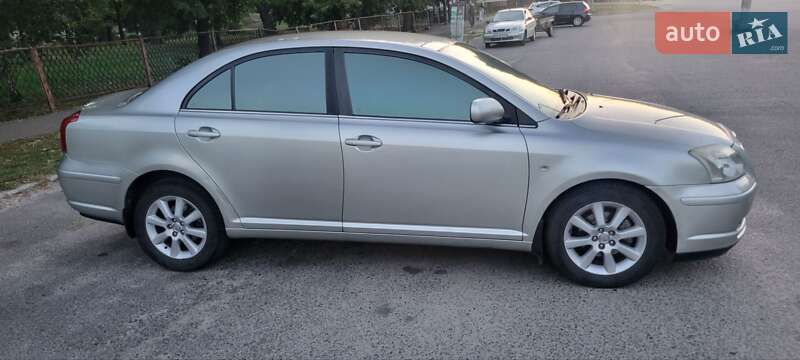Седан Toyota Avensis 2005 в Гадяче