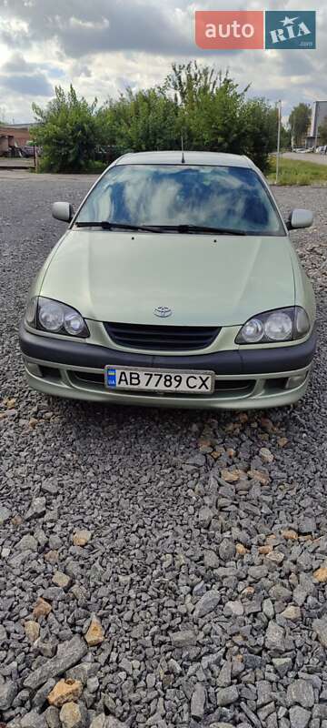 Седан Toyota Avensis 1998 в Виннице