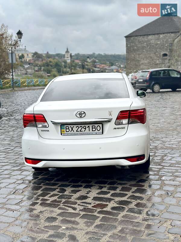 Седан Toyota Avensis 2013 в Каменец-Подольском