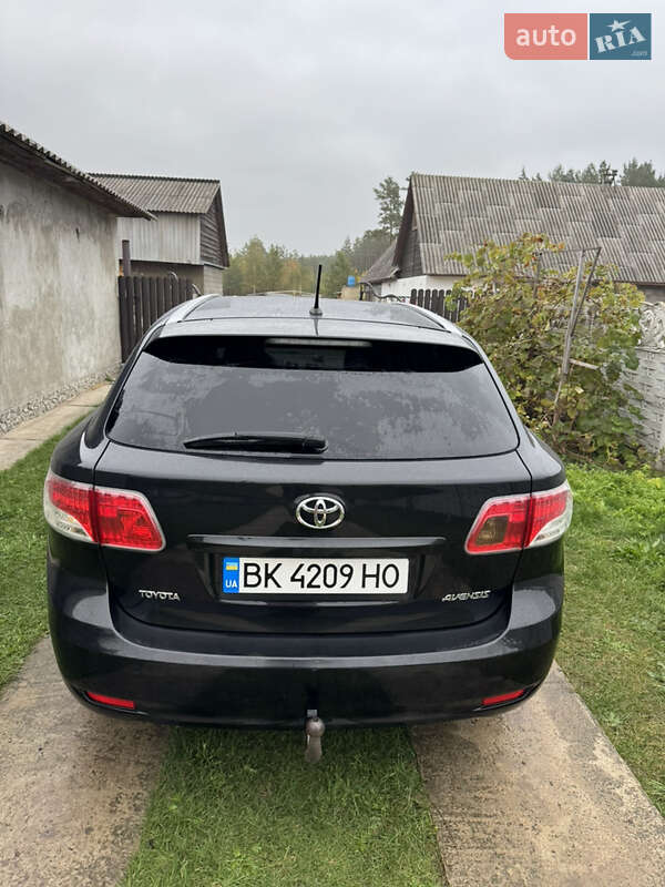 Универсал Toyota Avensis 2010 в Сарнах