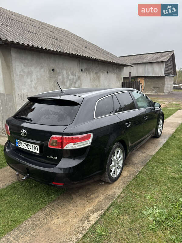 Универсал Toyota Avensis 2010 в Сарнах