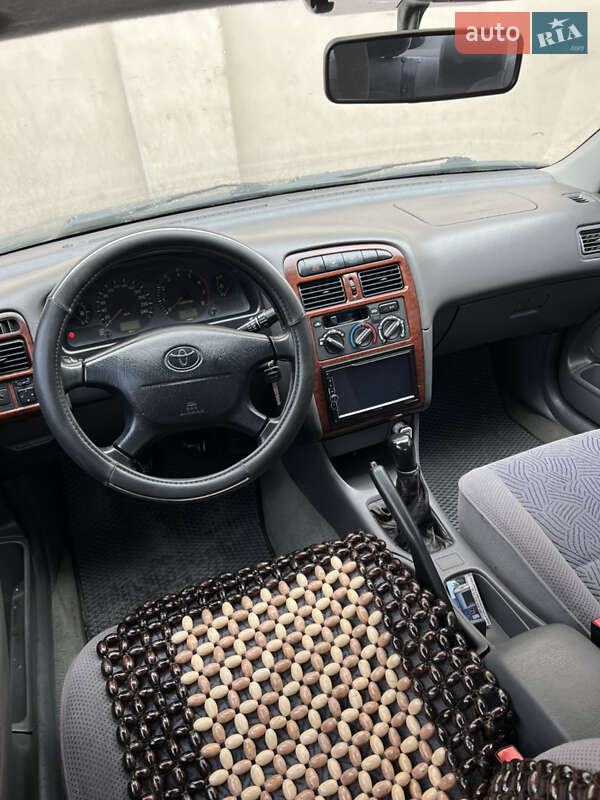 Седан Toyota Avensis 1998 в Одессе