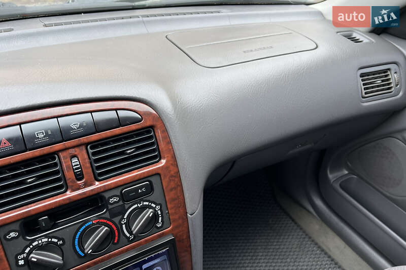 Седан Toyota Avensis 1998 в Одессе