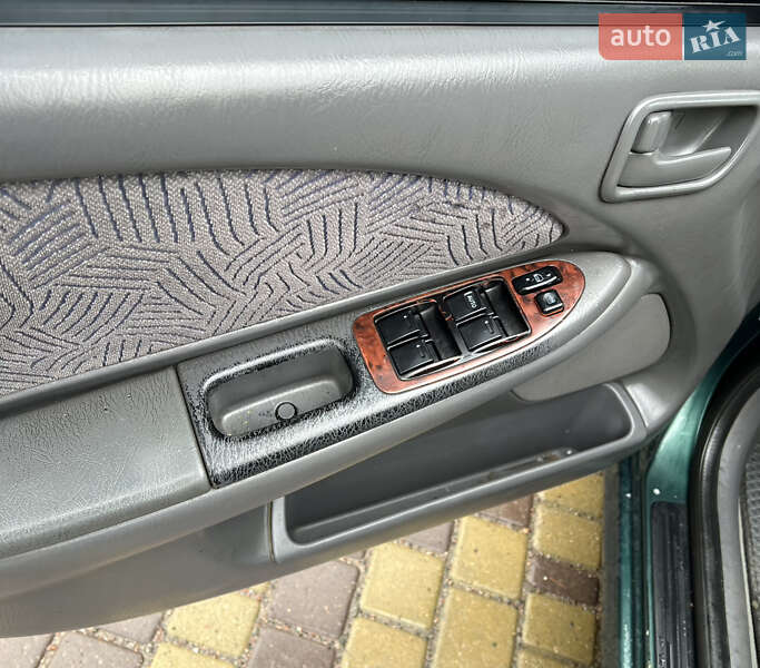 Седан Toyota Avensis 1998 в Одессе