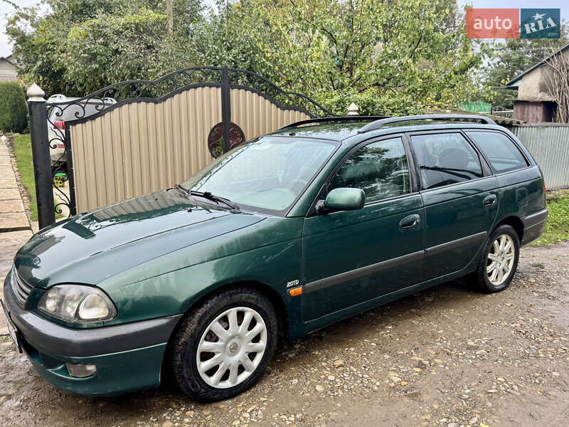 Универсал Toyota Avensis 2000 в Новоселице