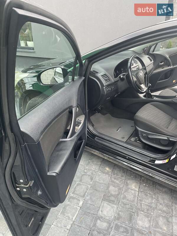 Универсал Toyota Avensis 2011 в Обарове