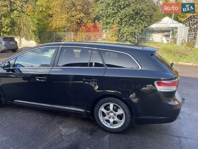 Универсал Toyota Avensis 2011 в Обарове