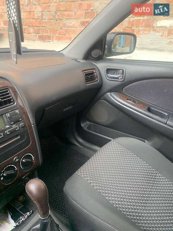 Седан Toyota Avensis 2001 в Джулинке