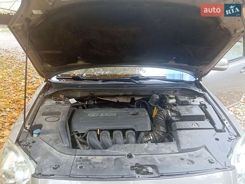 Седан Toyota Avensis 2006 в Чернівцях